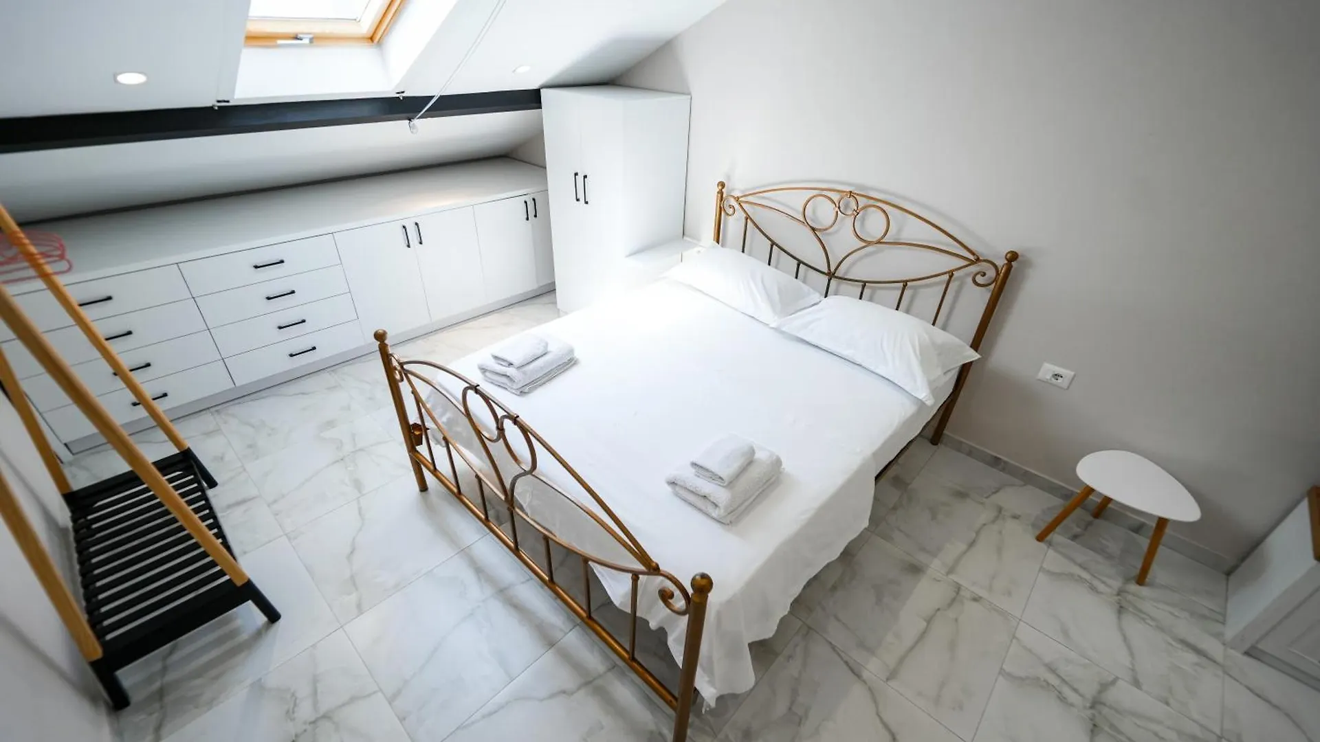 City Center Hideout - Studio Apartment Tiran