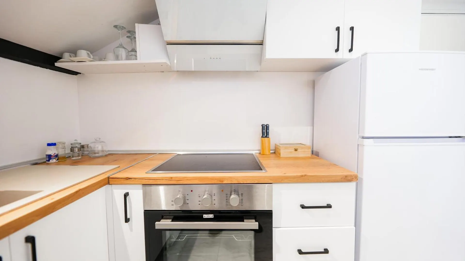 City Center Hideout - Studio Apartment Tiran