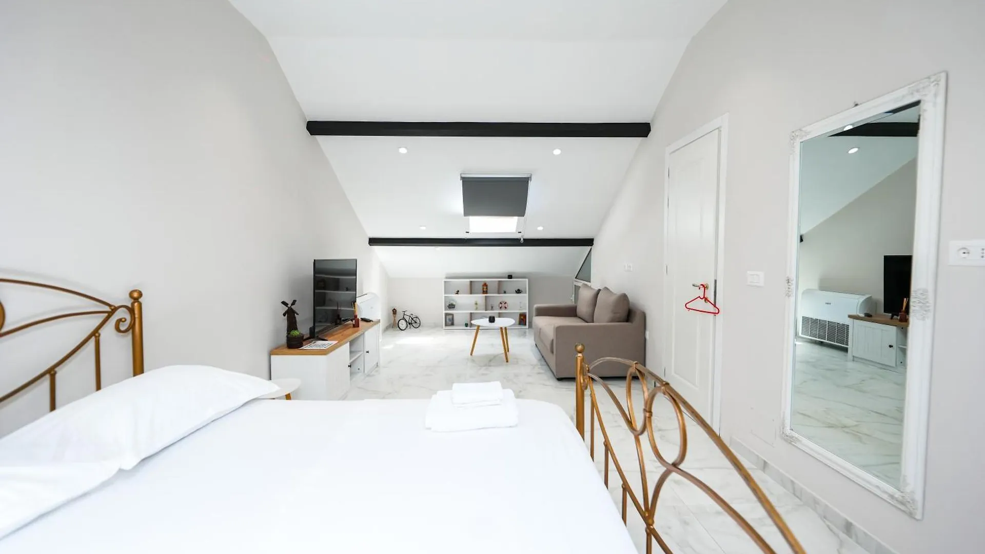 City Center Hideout - Studio Apartment Tirana