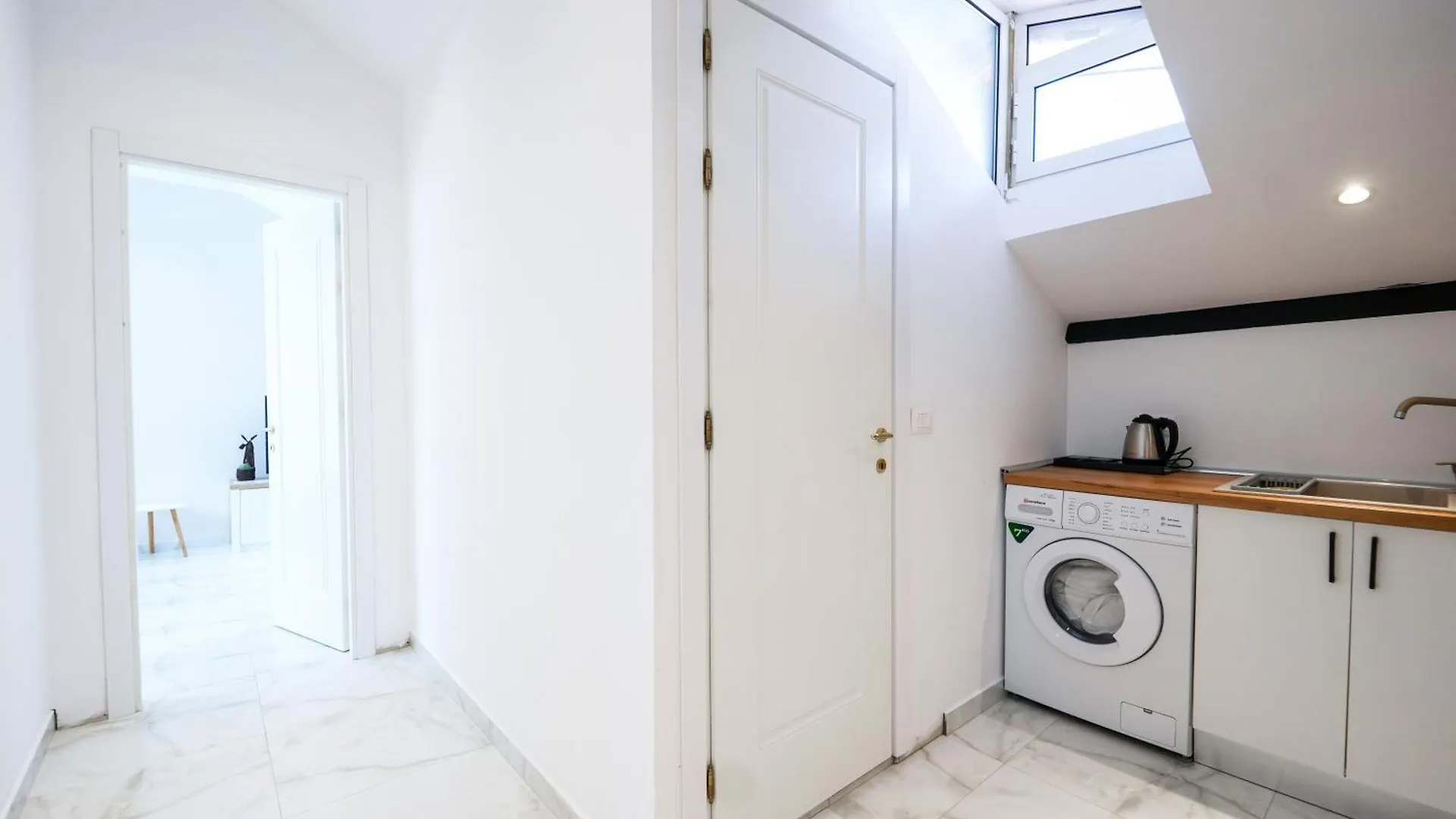 City Center Hideout - Studio Apartment Tiran
